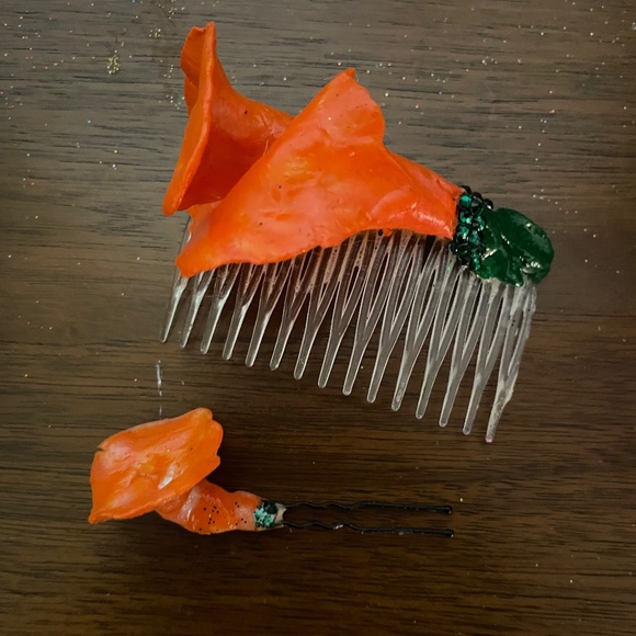 Porcelain Trumpet Vine Flower Hair Comb with rhinestones. - Picture 1 of 2